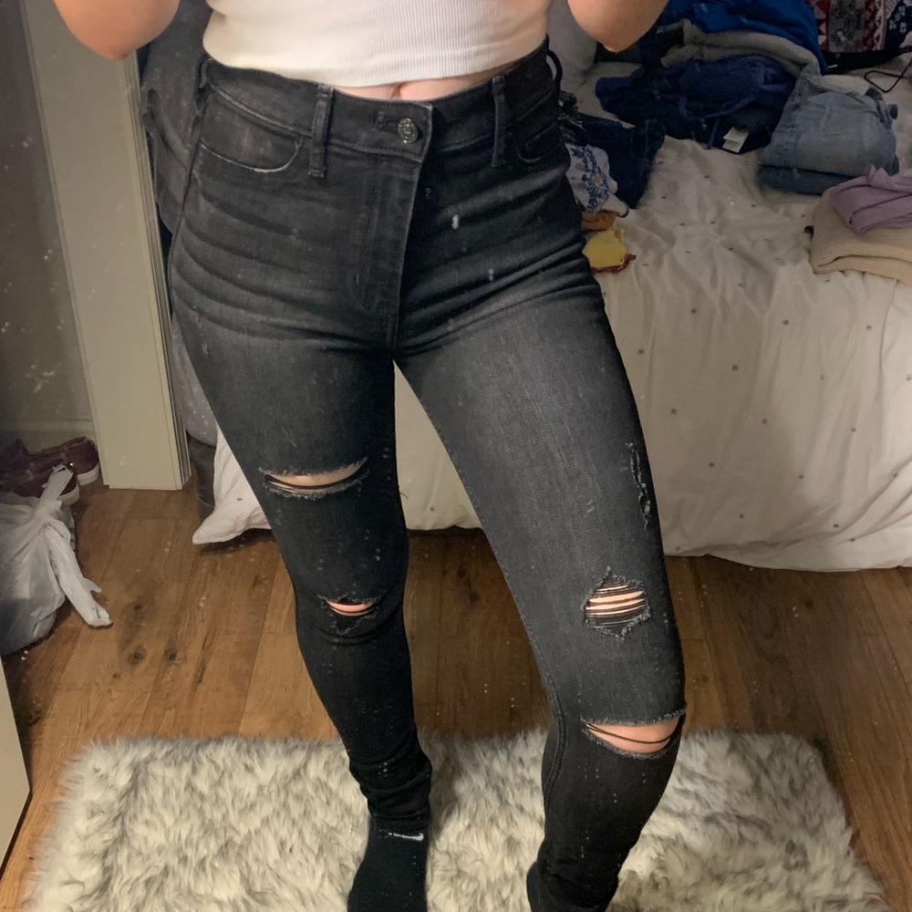 BLACK DISTRESSED HOLLISTER JEANS